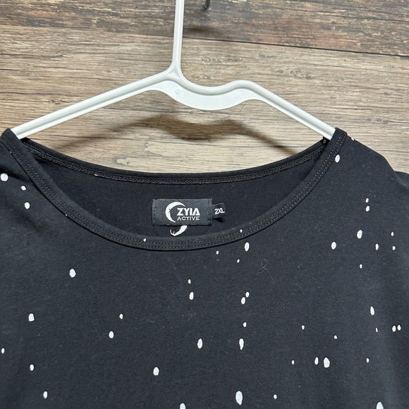 ZYIA Black Short Sleeve Tee with Speckled Design - Picture 3 of 4